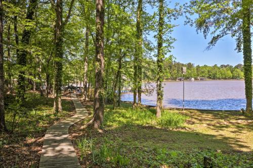 Milledgeville Casa | Lakefront Milledgeville Cabin Private Dock, Porch