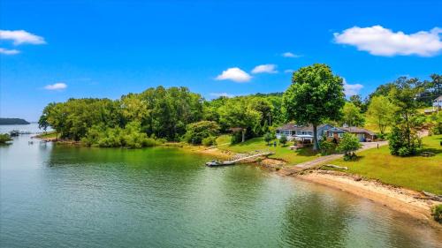 Dandridge Casa | Lakefront Mountain Oasis