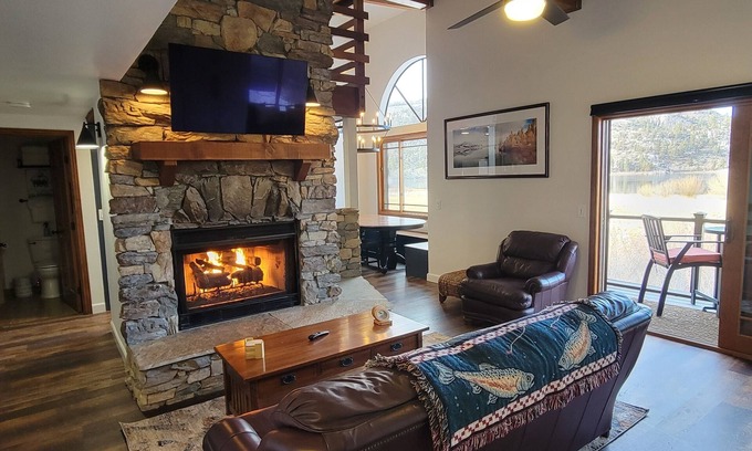 June Lake Apartamento | Lakefront Mountain Retreat, Lake views, Newly Renovated, Dogs Welcome