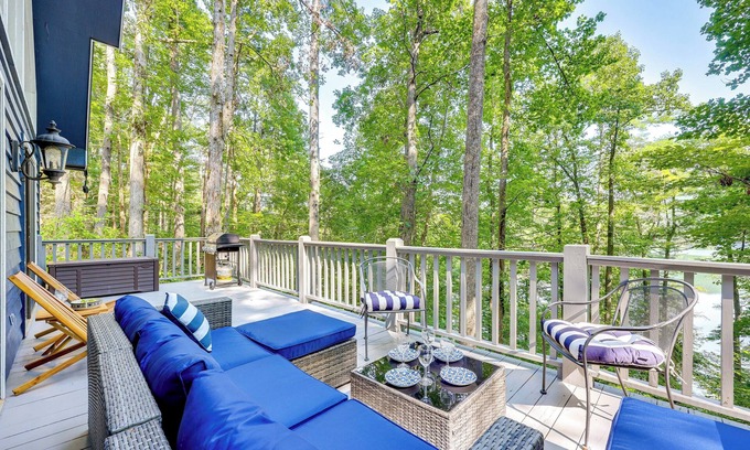 Unaka Cabina | Lakefront Murphy Getaway w/ Deck, Dock & Kayaks!