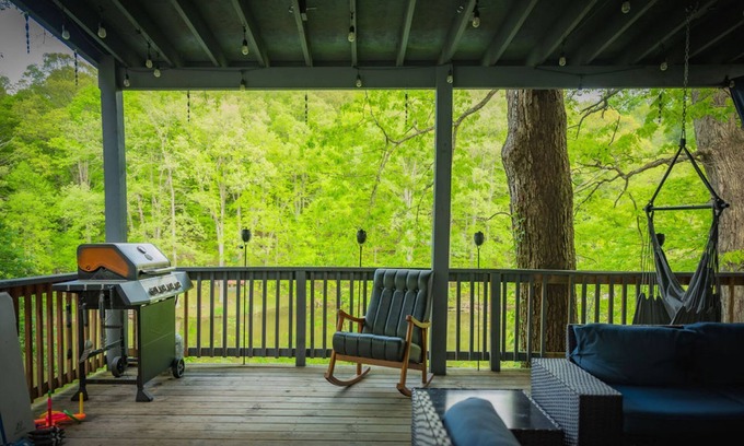 Martinsville Casa | Lakefront-nestled in Nirvana