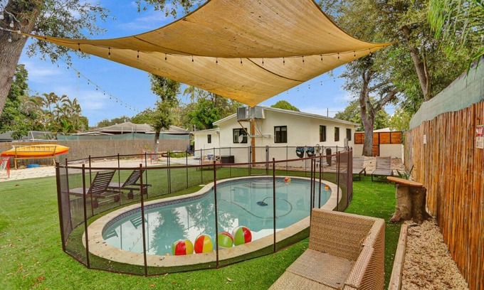 West Park Casa | Lakefront Oasis: Pool, Kayak & Beach Volleyball