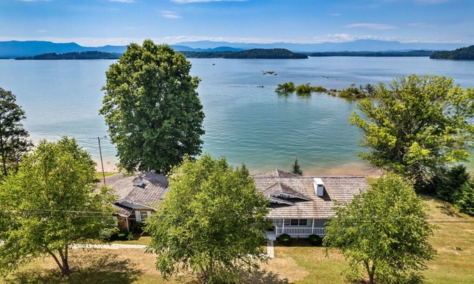 Dandridge Casa | Lakefront Oasis- Steps to Water- Private Boat Ramp