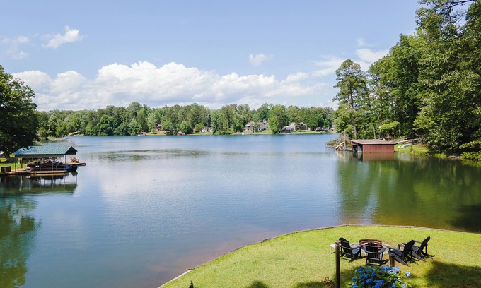Oconee County Apartamento | Lakefront Oasis with Large Dock, Pet Friendly!