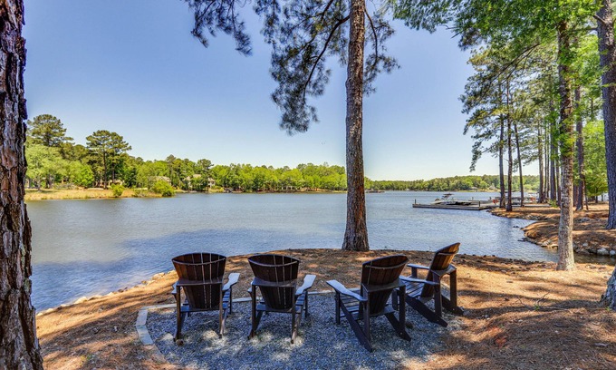 Lake Oconee Condominio | Lakefront Oconee Vacation Rental w/ Patio & Views!