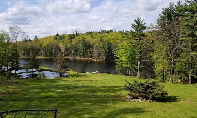 Paupack Casa | Frente al lago rústico en 31 acres en su propio lago, kayaks y canoas gratis,