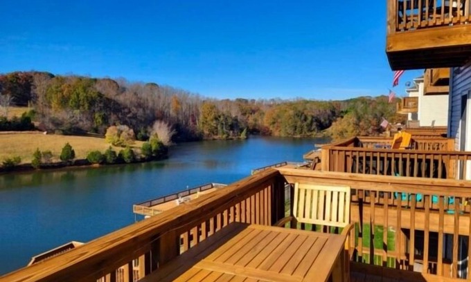 Hardy Casa | Lakefront on quiet cove, stylishly updated with modern amenities, 3 decks, Blackstone, kayak