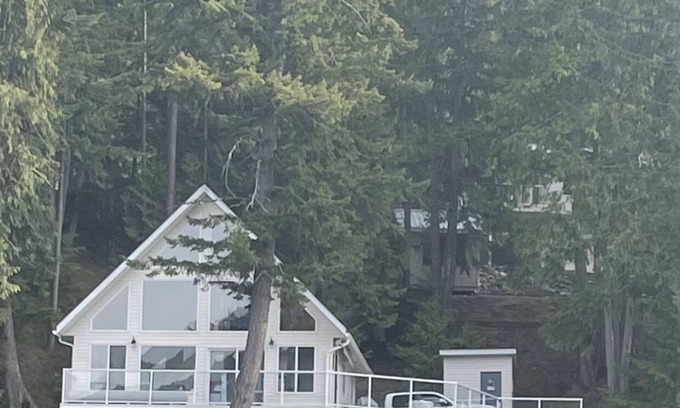 Eagle Bay Casa | Lakefront on Shuswap- perfect for families
