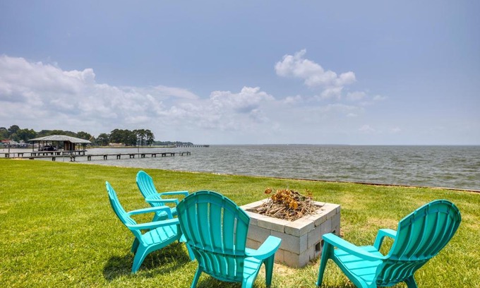 Onalaska Casa | Lakefront Onalaska Home with Screened-In Porch!