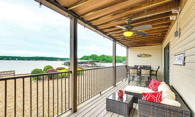 Osage Beach Condominio | Lakefront Osage Beach Condo: Main Channel View!