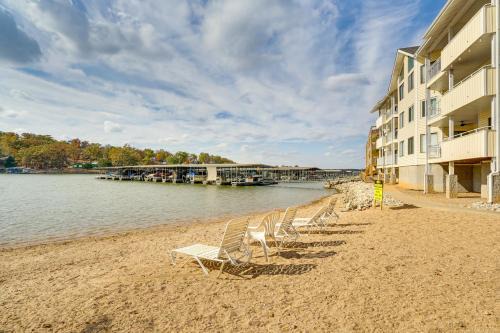 Osage Beach Apartamento | Lakefront Osage Beach Condo with Water-View Balcony!