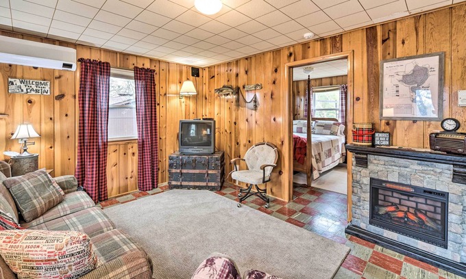 Osceola Cabina | Lakefront Osceola Cottage w/ Boat Dock Access