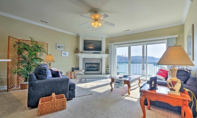 Camdenton Apartamento | Lakefront Ozark Condo with Balcony and Seasonal Pool!