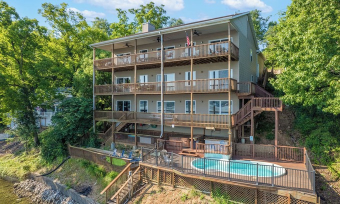 Lake of the Ozarks Casa | Lakefront Ozarks Home: Tiki Bar, Pool, Deck, Views