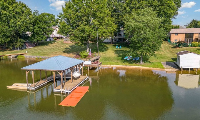 Mooresville Casa | Lakefront, Paddleboards, Kayaks, & Pickleball!