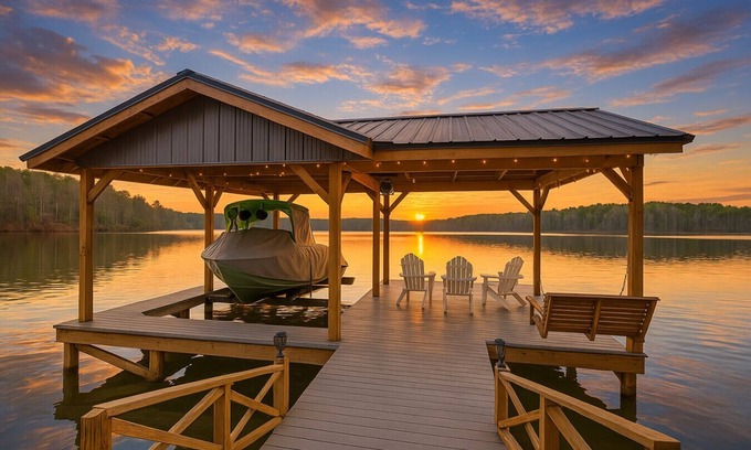 Greenwood County Casa | Lakefront Paradise | Private Dock, Kayaks, Games