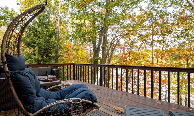 McHenry Chalet De Esquí | ✔ Lakefront paradise & lake toys included! Hot Tub~Dock~Game room & Fire-pit!