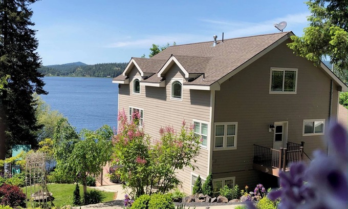 Hauser Casa | Lakefront Paradise-Sleeps 21+, Dock, Hot Tub, Games, Kayaks, Playground & more!