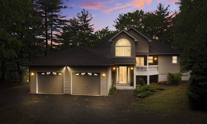 Rowland Casa | Lakefront Paradise with Private Dock, Soaking Tub & Eagle Views