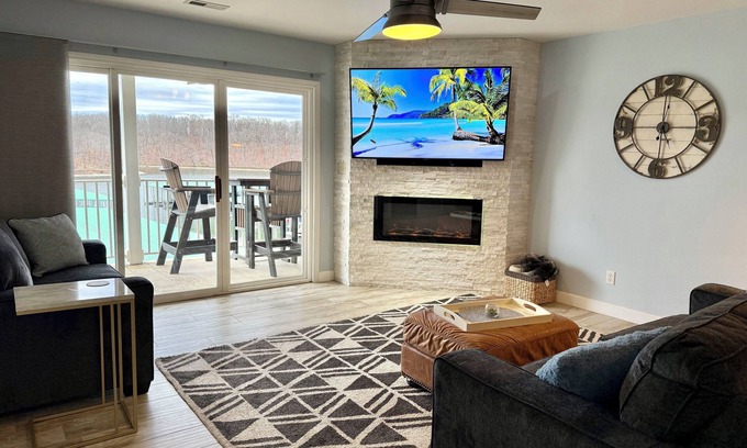Osage Beach Condominio | Lakefront Parkview Bay Condo/Amazing Views/Boat Slip