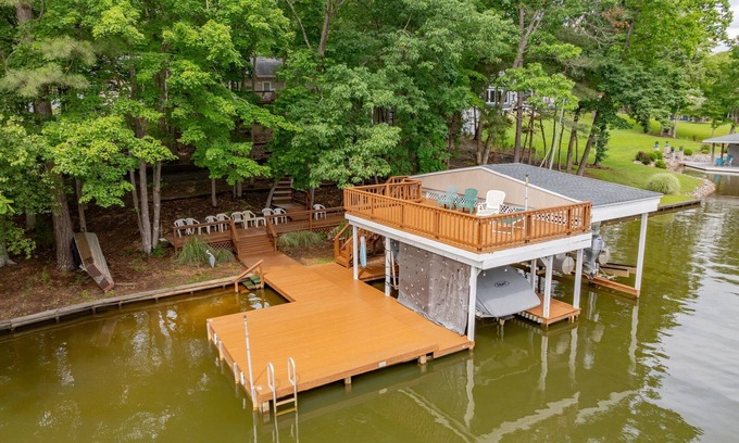 Moratuck Manor Casa | Lakefront, Pet Friendly, Dock, Fireplace, Kayak, Cornhole, Grill