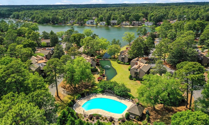 Pinehurst Condominio | Lakefront Pinehurst Condo 2BD/2BA - 237 - With Community Pool Access