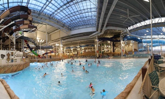 East Stroudsburg Chalet De Esquí | Lakefront Pocono, Pet-friendly Wifi AC, Hot Tub, Pool Table, Camelback, Kalahari
