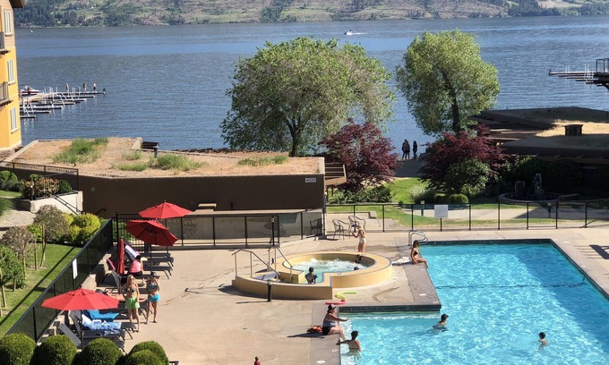 Westbank Condominio | Lakefront Pool, hot tub, fitness rm 2bd/den AVAIL JUN 16(Sun)- JUN 20 ON SALE