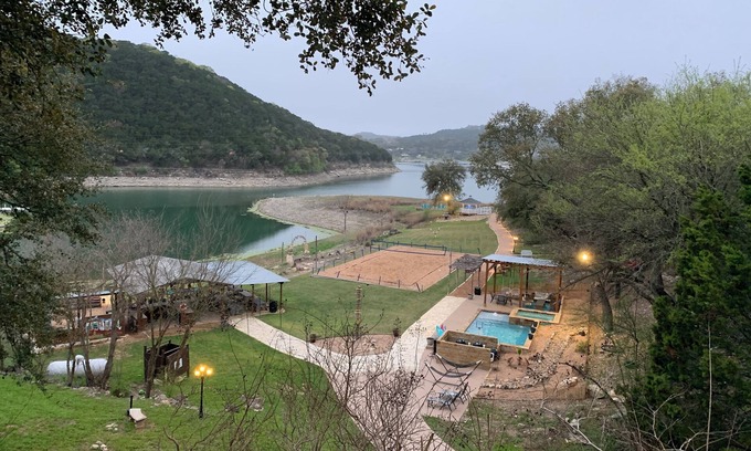 Lower Basin Lake Travis Casa | LAKEFRONT * LAKE TRAVIS + Pool / HotTub + Sand Vball + Kayaks + Dock + Cocina al aire libre + 4 acres