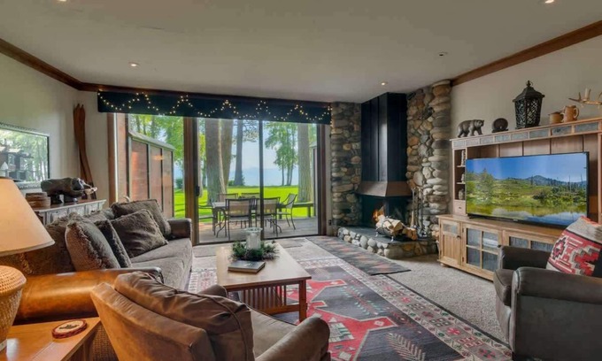 Tahoe Tavern Casa | Lakefront|Pool|Pier|Bouys|Pickleball|Walk to town