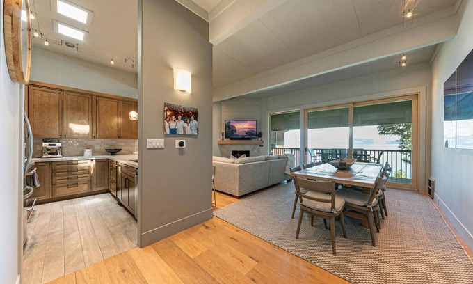 Tahoe Tavern Casa | Lakefront|Pool|Pier|Bouys|Pickleball|Walk to town