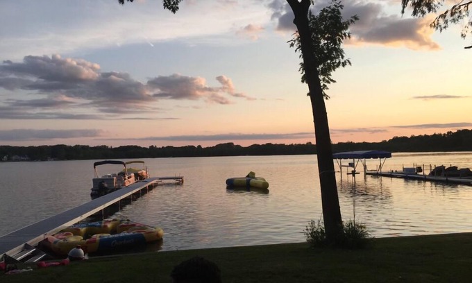 Fennville Casa | Lakefront,pool/ shuffleboard, hottub ,bikes,wineries,outdoor gas firepit, kayak