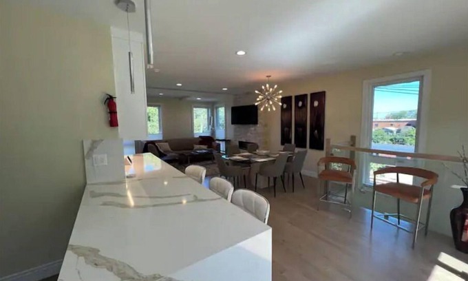 Oakland Casa | Lakefront property , minutes from McCormick Place and Downtown Chicago.