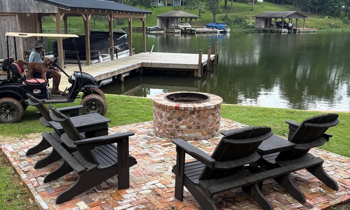 Milledgeville Casa | Lakefront Property Fish, Cook and EAT! Swim, Float, Relax