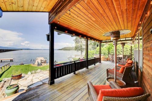 Sandpoint Casa | Lakefront property w/boat lift