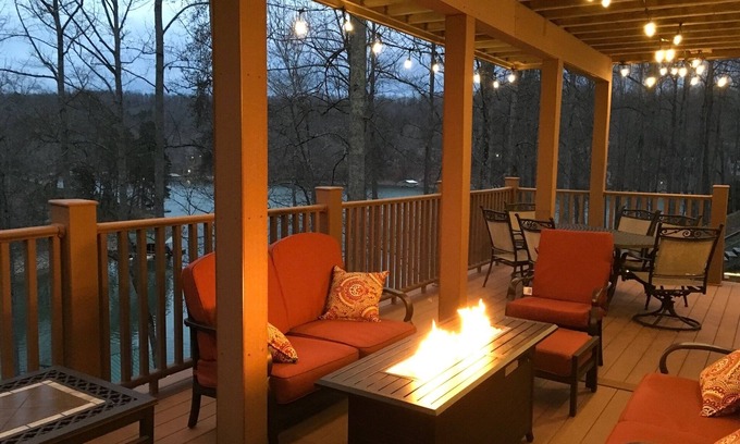 Big Creek Casa | Frente al lago, 8BR / 4. 5BA, 2 Slip Cov Dock, Fire Pit, Quiet Cove, asientos en cubierta seca