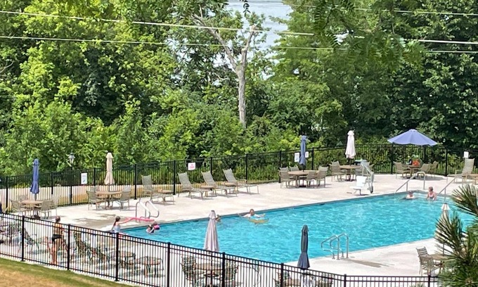 Lake Geneva Villa | Lakefront Resort Interlaken Super fun Live Music