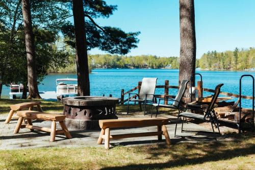 Mayfield Casa | Lakefront Resort Retreat-Pontoon & SUP Rentals