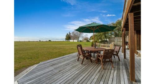 Tauranga Taupo Casa | Lakefront Retreat - Lake Taupo Holiday Home