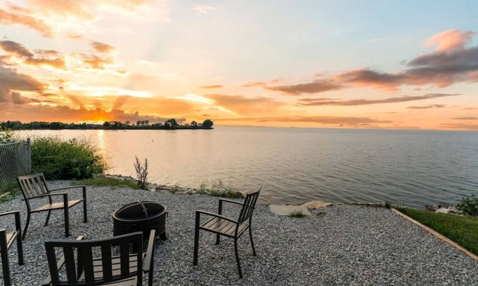 Lorain Casa | Lakefront Retreat - Serene escape on Lake Erie! Amazing Views! Lorain OH