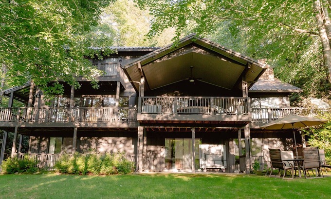 Lake Toxaway Casa | Lakefront Retreat in Quite Cove on Luxurious Lake Toxaway