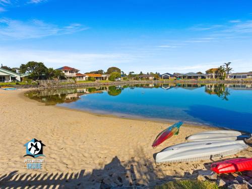 Encounter Bay Casa | Lakefront Retreat with Private Beach & Water Toys