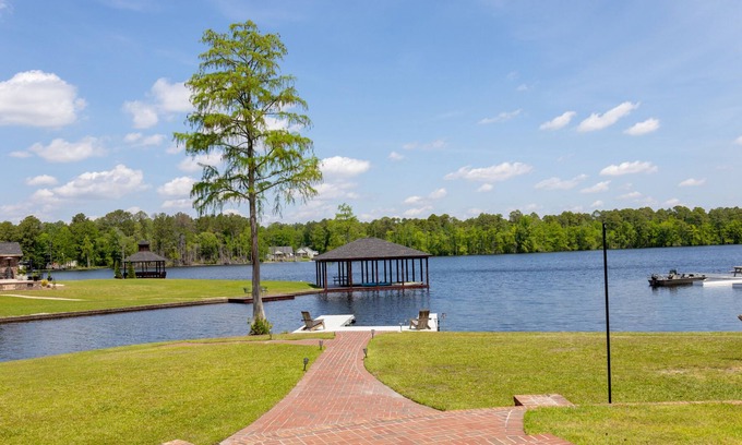South View Apartamento | Lakefront Retreat w/ Pool