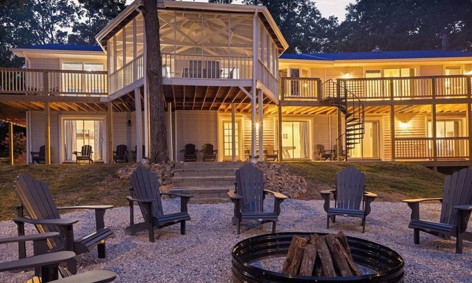 Almo Casa | Lakefront Retreat w/Pvt Dock, Game Room, Hot Tub, Kayaks