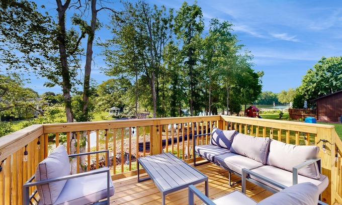Southmont Casa | Lakefront retreat with furnished deck, dock, firepit, washer/dryer, & AC