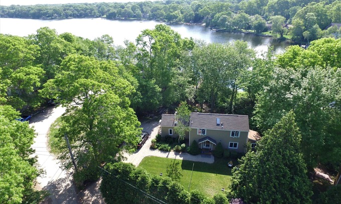 South Kingstown Casa | Lakefront- Rhode Island; Indian Lake, Wakefield (223 Indian Trail South)
