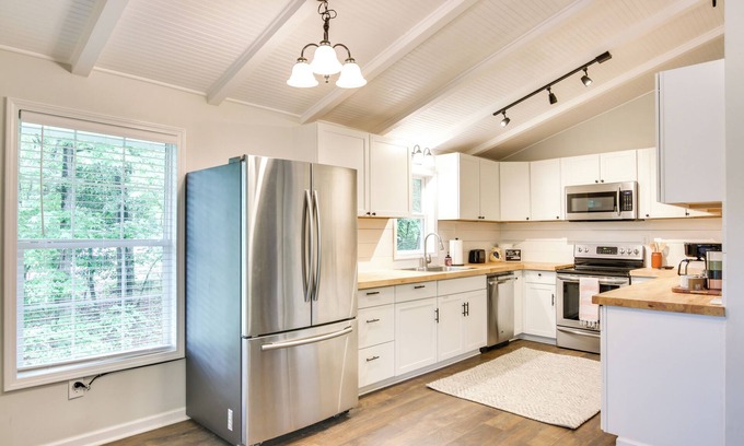 Ridgeway Casa | Lakefront Ridgeway Home w/ Deck & Fire Pit!
