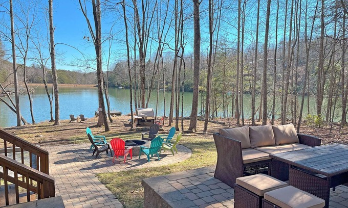Lake Lure Casa | Lakefront-Rumbling Bald, Firepit, Kayak, SUP Board, Bocce Ball, Basketball