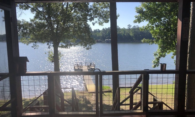 Dogwood Cabina | Lakefront rustic log cabin. Any season vacation, get away, or retreat.