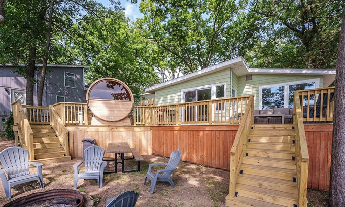 Mecosta Cabaña | Lakefront | Sauna, Kayaks, Fire Pit, & Huge Deck
